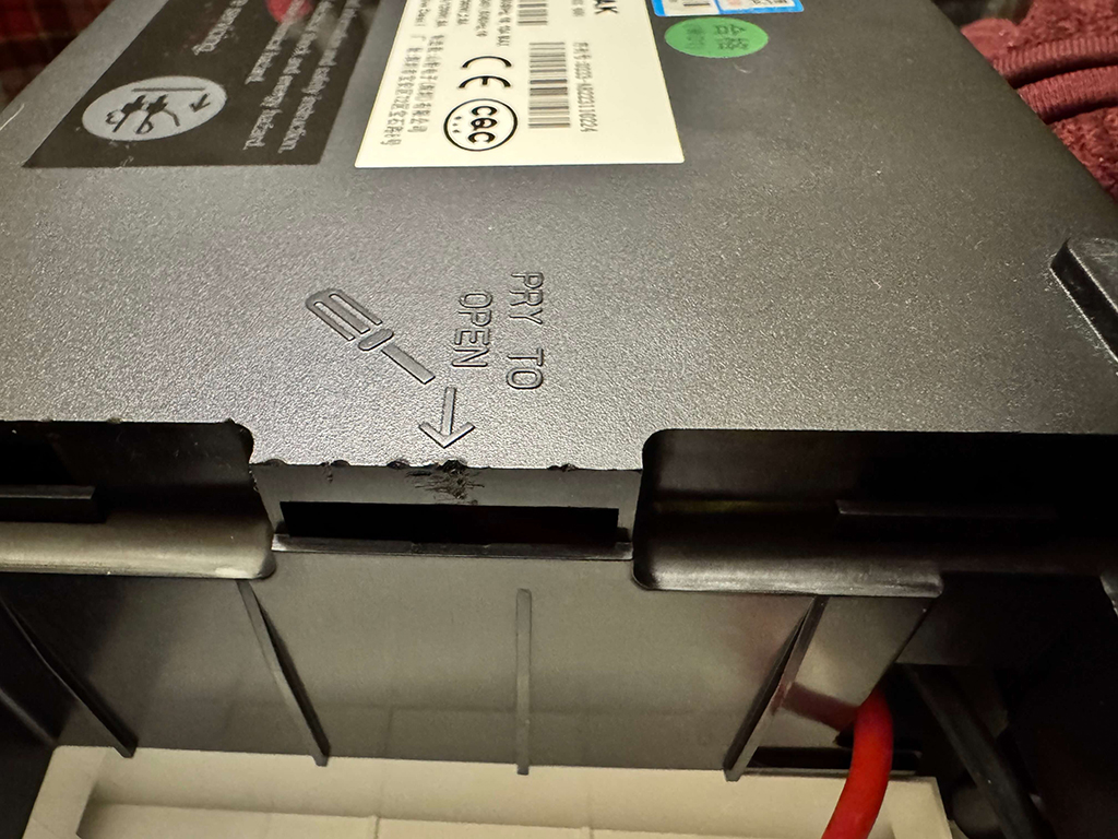 撬开电池仓后的样子