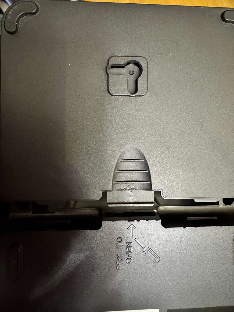 电池仓可撬开的受力点特写